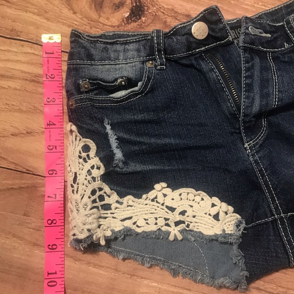 Jean shorts with white/ivory lace - Picture 8 of 9